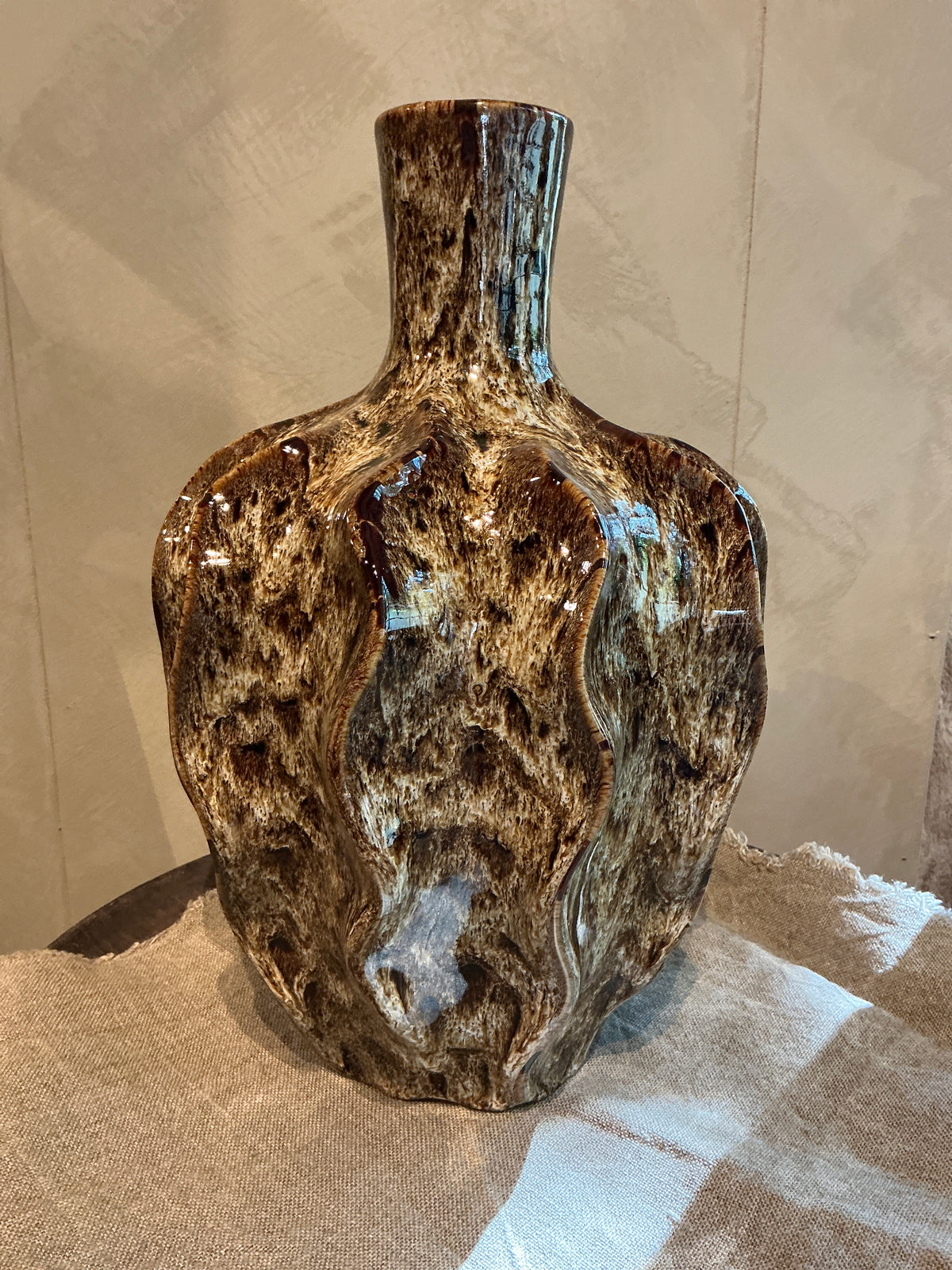 Vaas gevlamd bruin met smalle hals 23x22cm