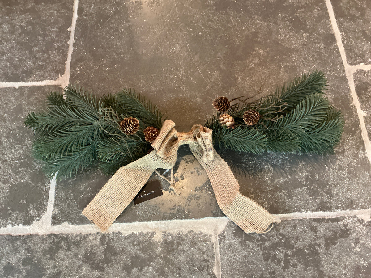 Hanger met strik en dennenappels 13x60cm