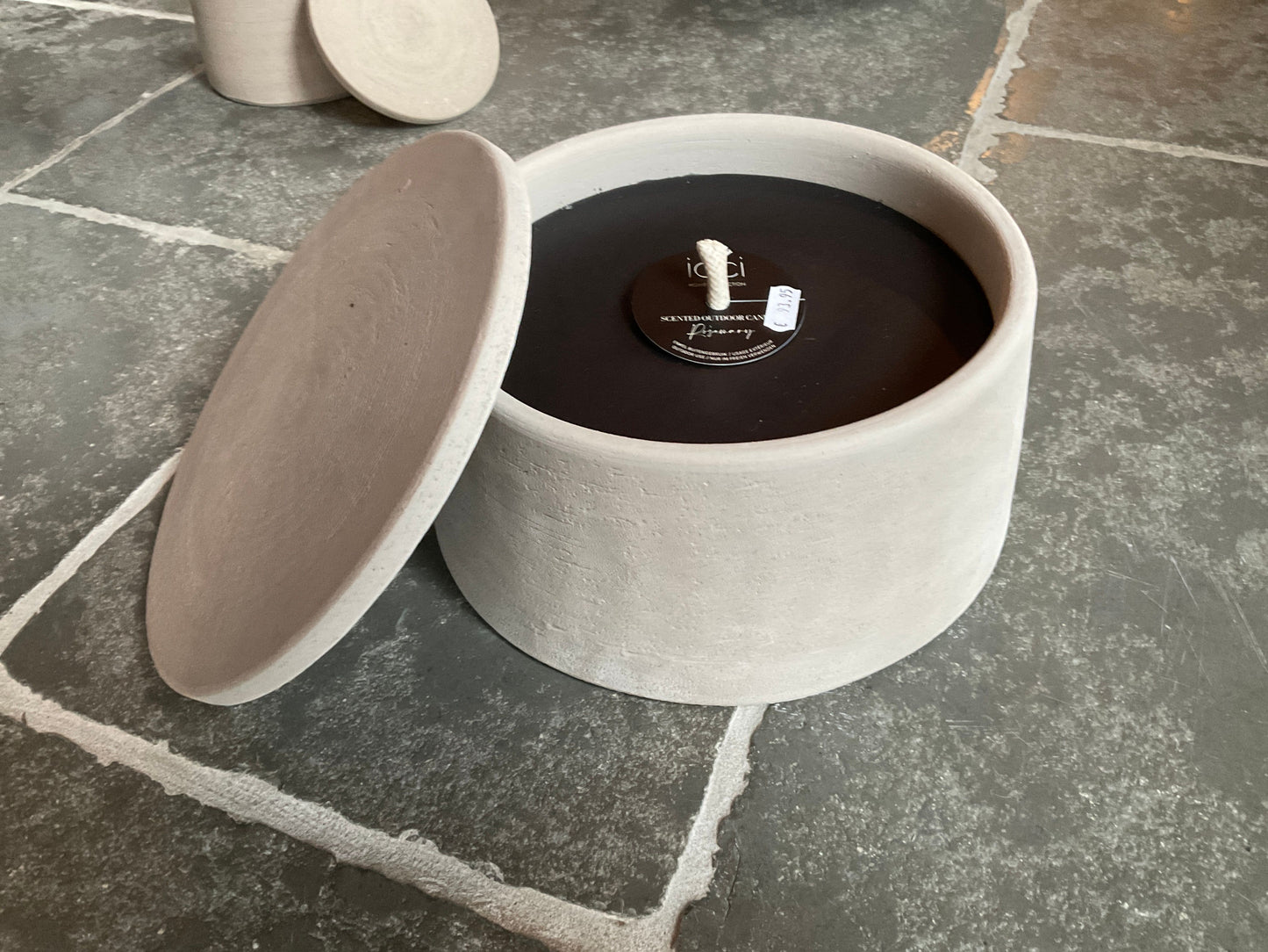 Grijze buitenkaars met deksel rozemarijn geur (groot)