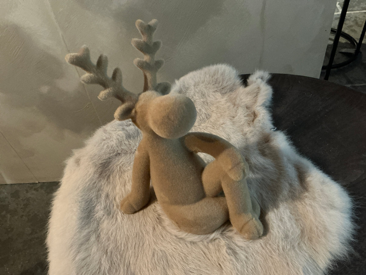 Rendier zittend in veloers in beige 15x20cm