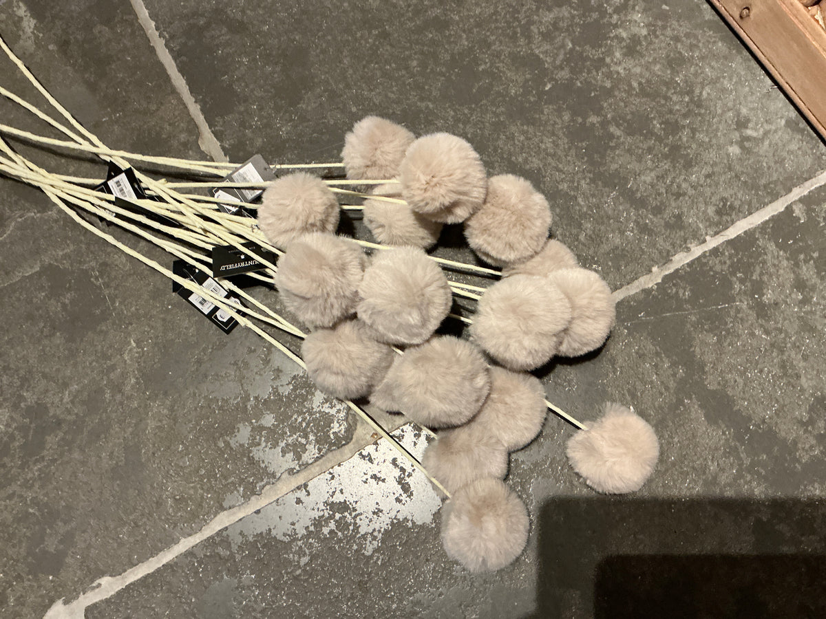 Fluffy bollen op stok gebroken wit