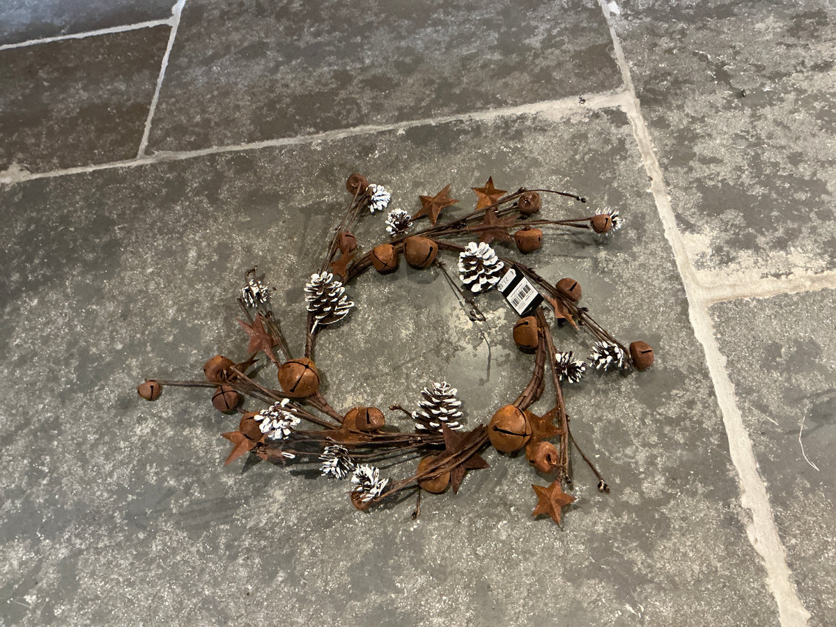 Krans met belletjes en dennenappels