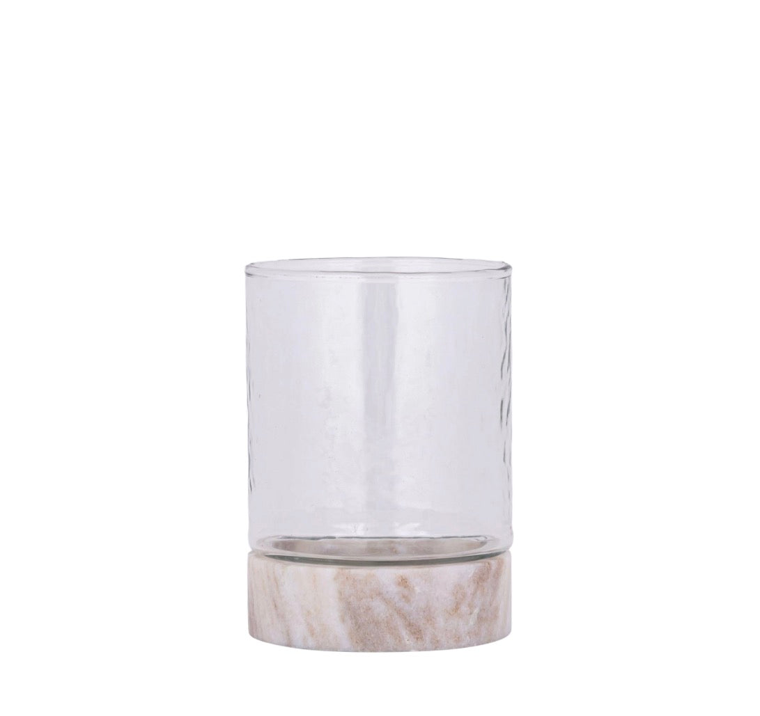 Glas in marmer voet