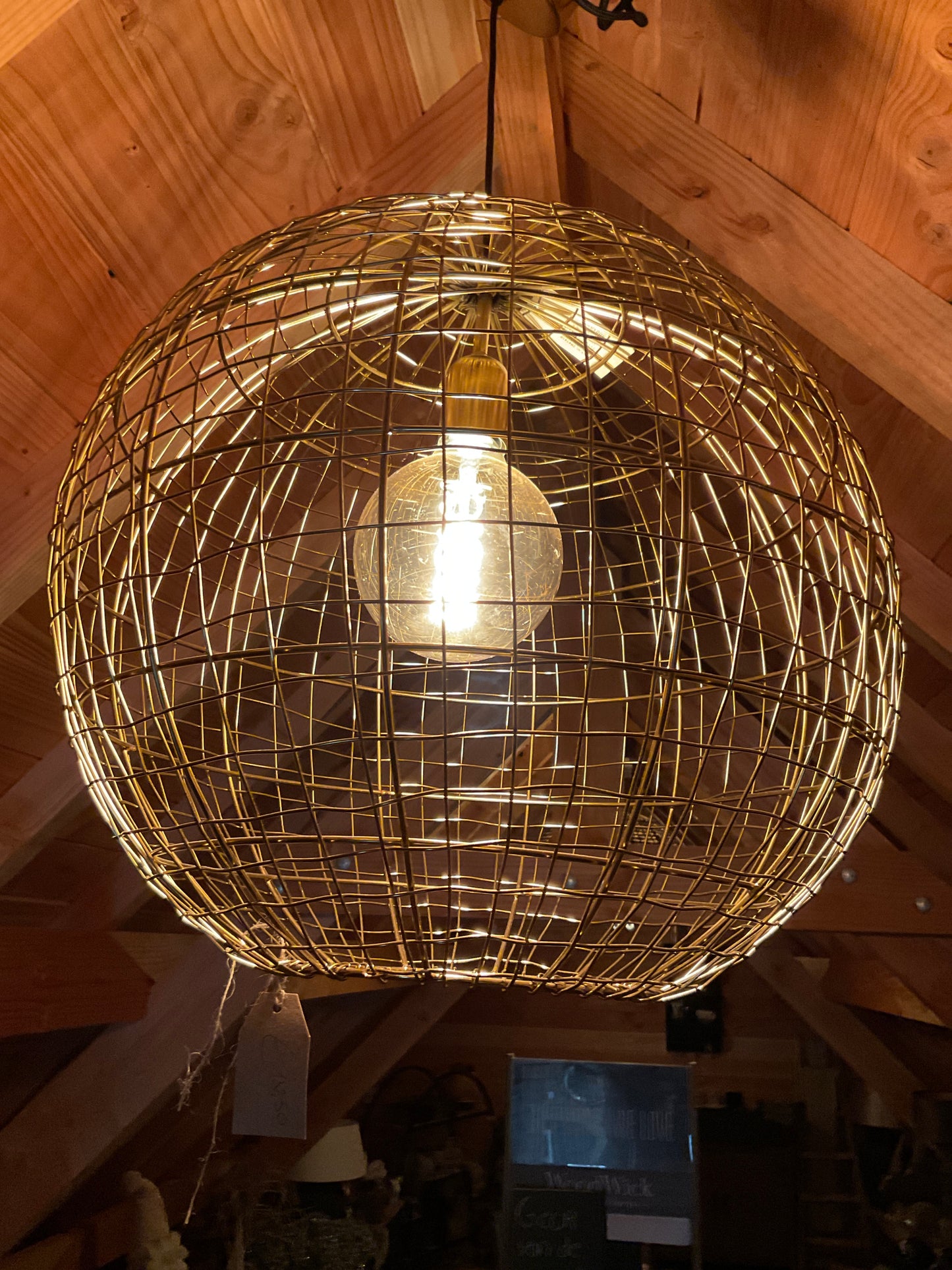 Goudkleurige lamp om op te hangen