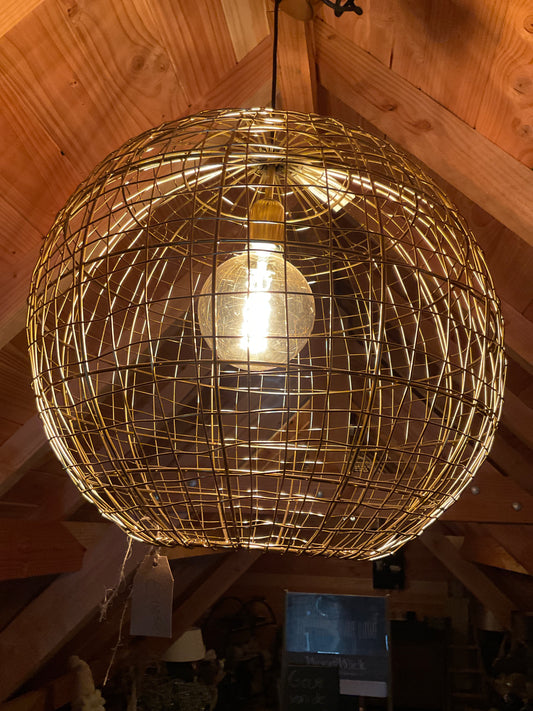 Goudkleurige lamp om op te hangen