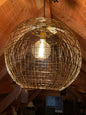 Goudkleurige lamp om op te hangen