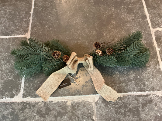 Hanger met strik en dennenappels 13x60cm