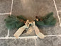 Hanger met strik en dennenappels 13x60cm
