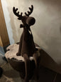 Rendier zittend in veloers bruin 80 x25cm
