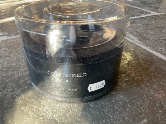 Zwarte halfhoge led kaars met 3 wieken 15cm doorsnee te bedienen met afstandsbediening en timer