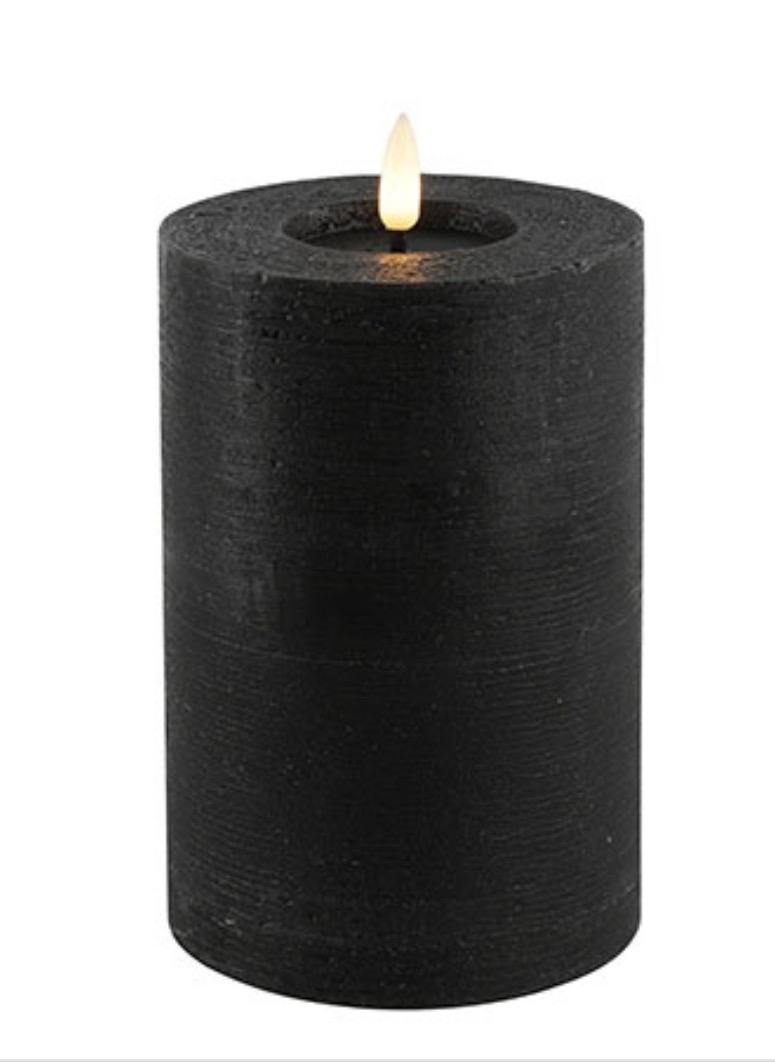 Zwarte led stompkaars 15 cm hoog