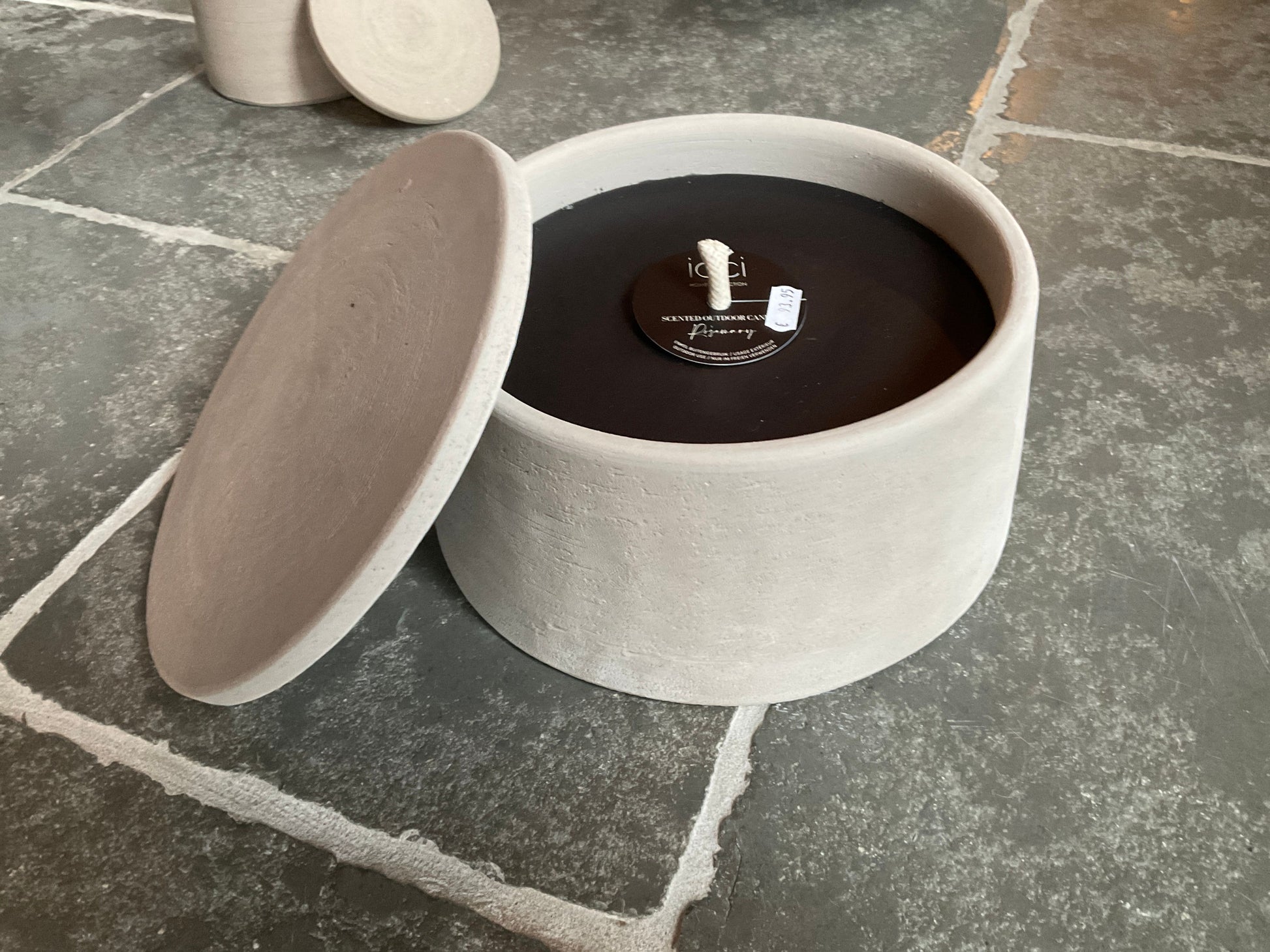 Grijze buitenkaars met deksel rozemarijn geur (groot)