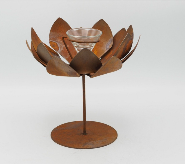 Roeste bloem met glas op voet