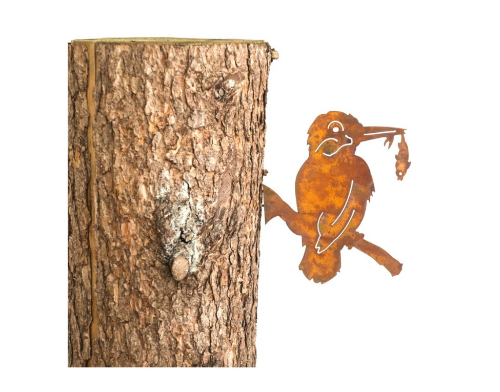 Vogel met vis om in boom te schroeven