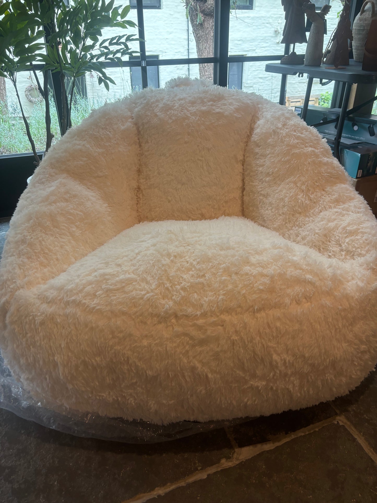 Witte fluffy zetel