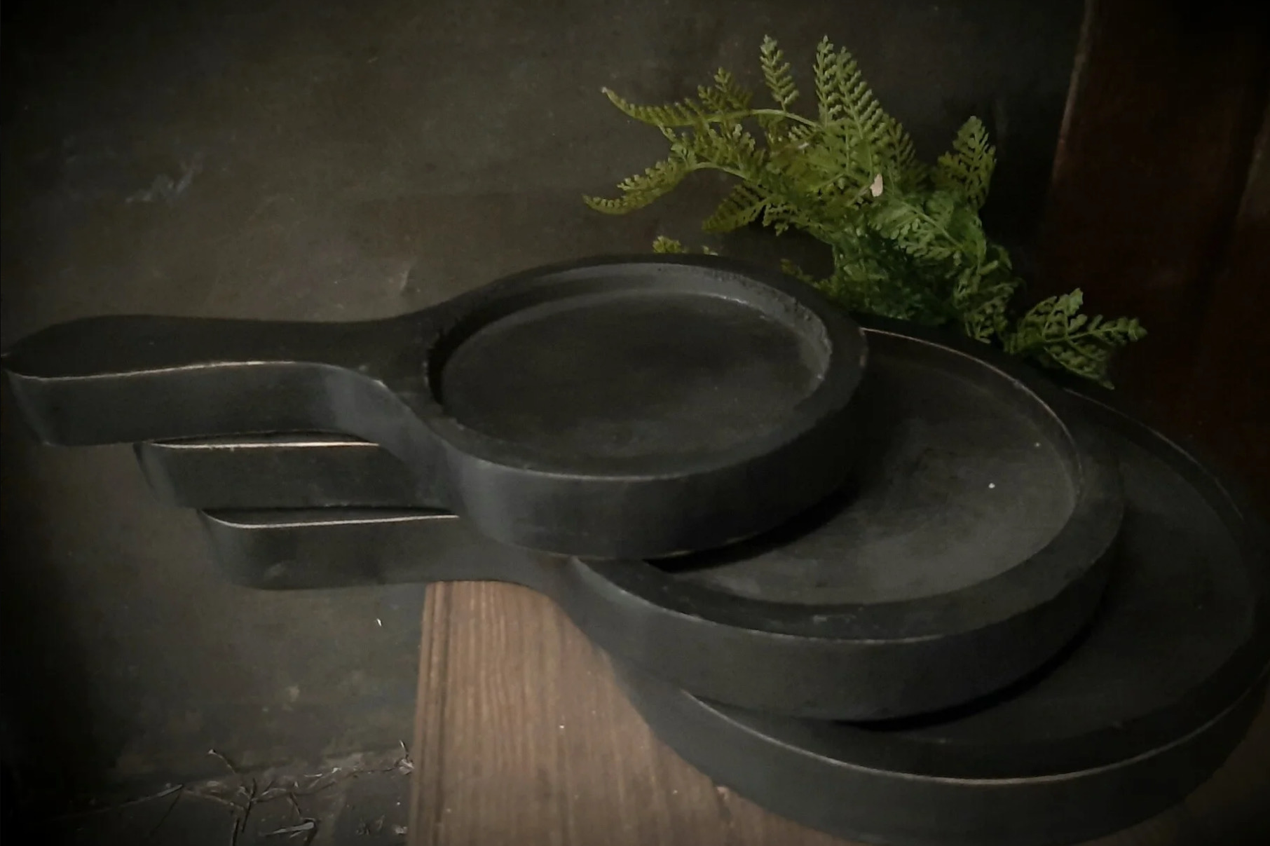 Rond zwart schaaltje met handvat 18cm