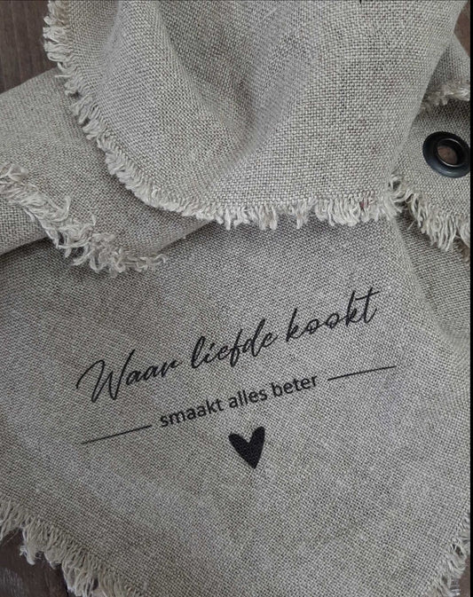 Shabby doek  waar liefde kookt ; met gaatje om op te hangen 50x50cm