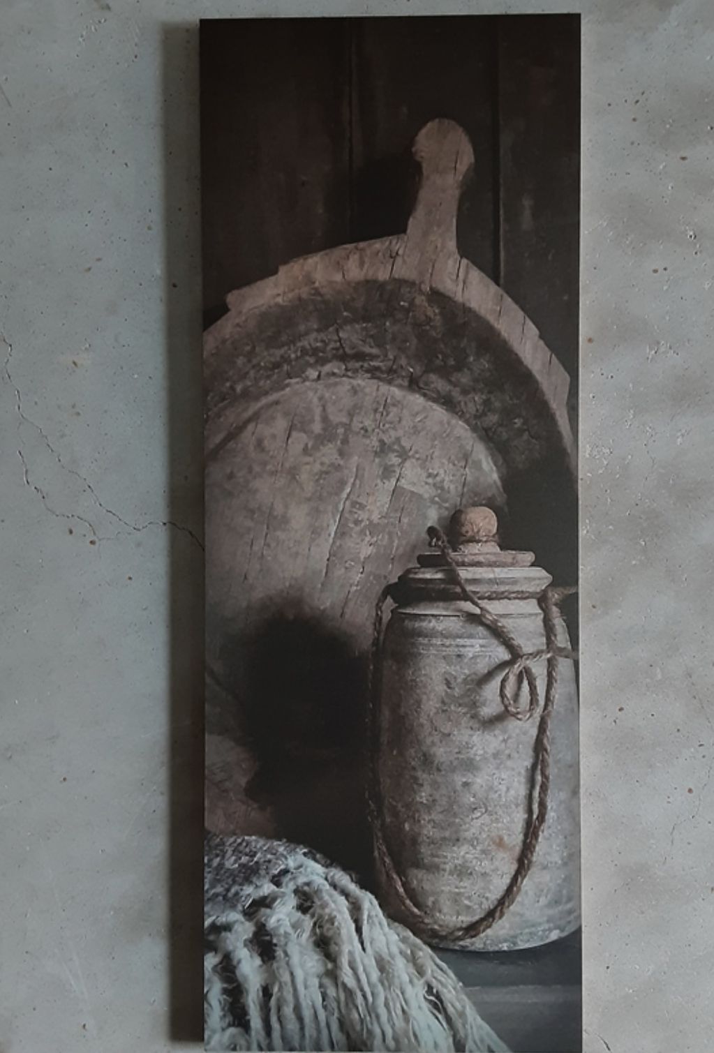 Paneel om op te hangen met houten schaal en nepalse kruik 20x55cm