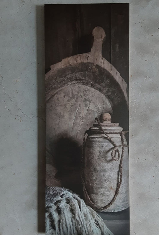 Paneel om op te hangen met houten schaal en nepalse kruik 20x55cm