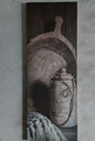 Paneel om op te hangen met houten schaal en nepalse kruik 20x55cm