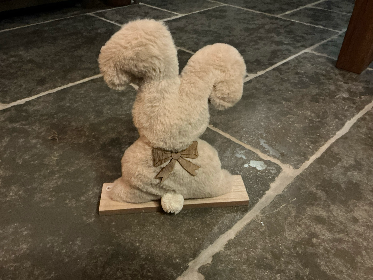 Fluffy konijn op voet wit , grijs of beige