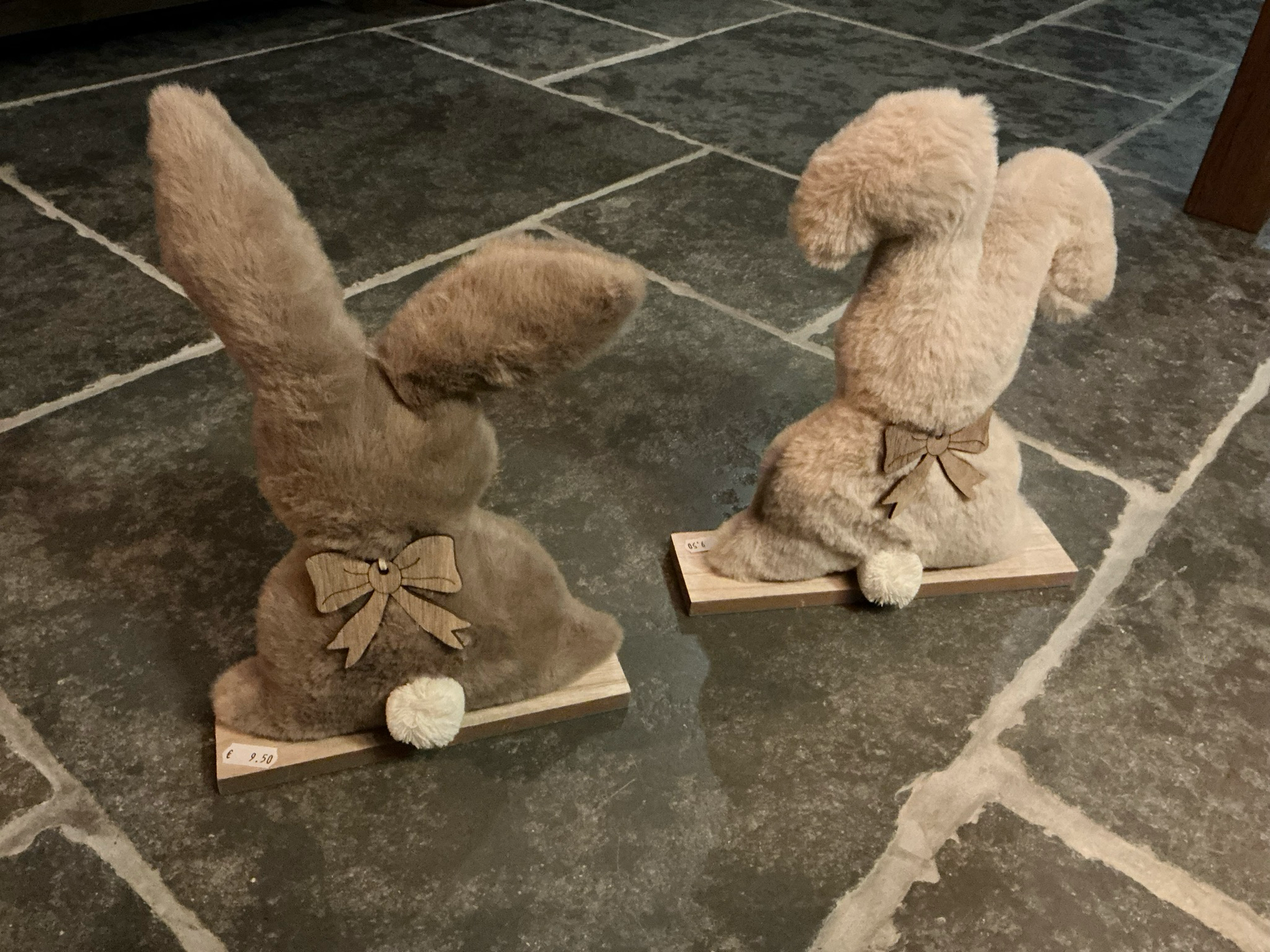 Fluffy konijn op voet wit , grijs of beige