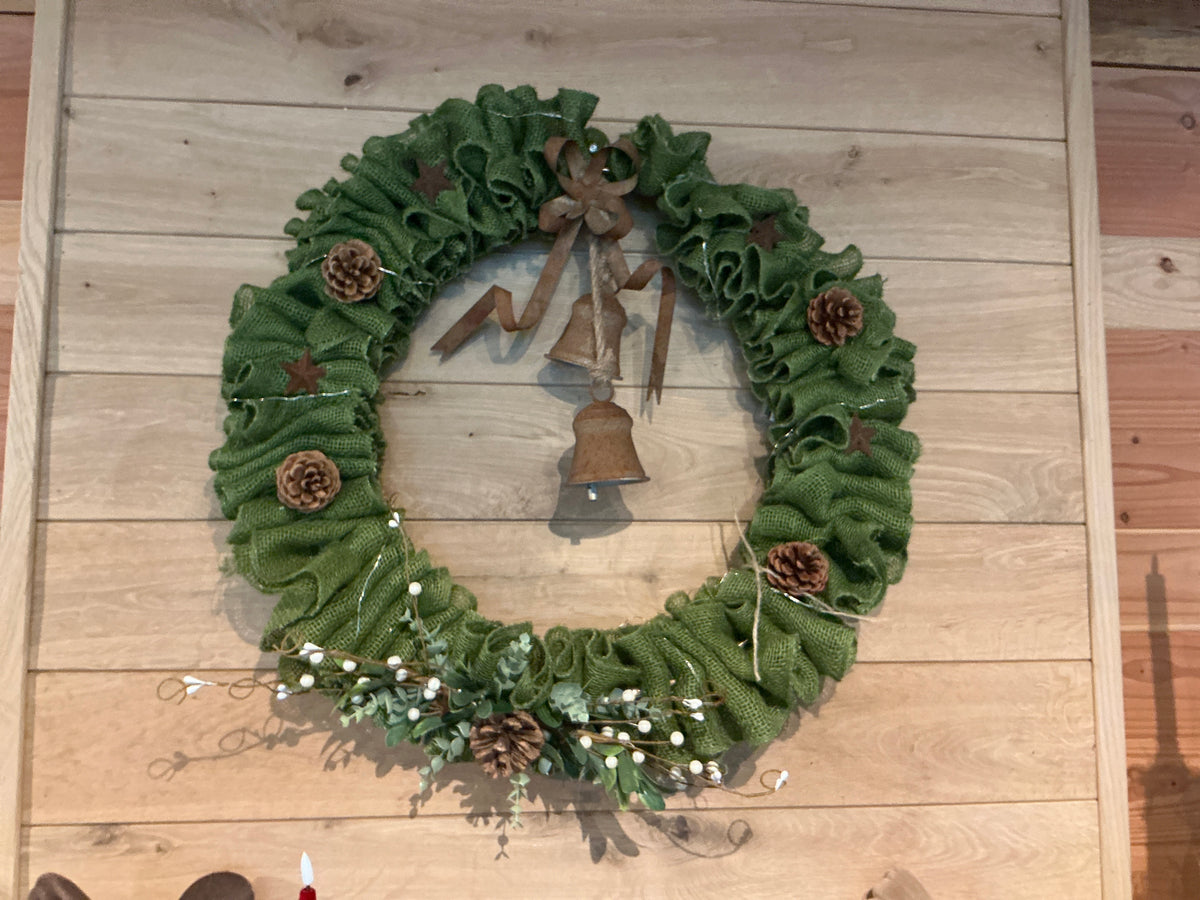 Krans in jute groen met roeste klokken 60cm