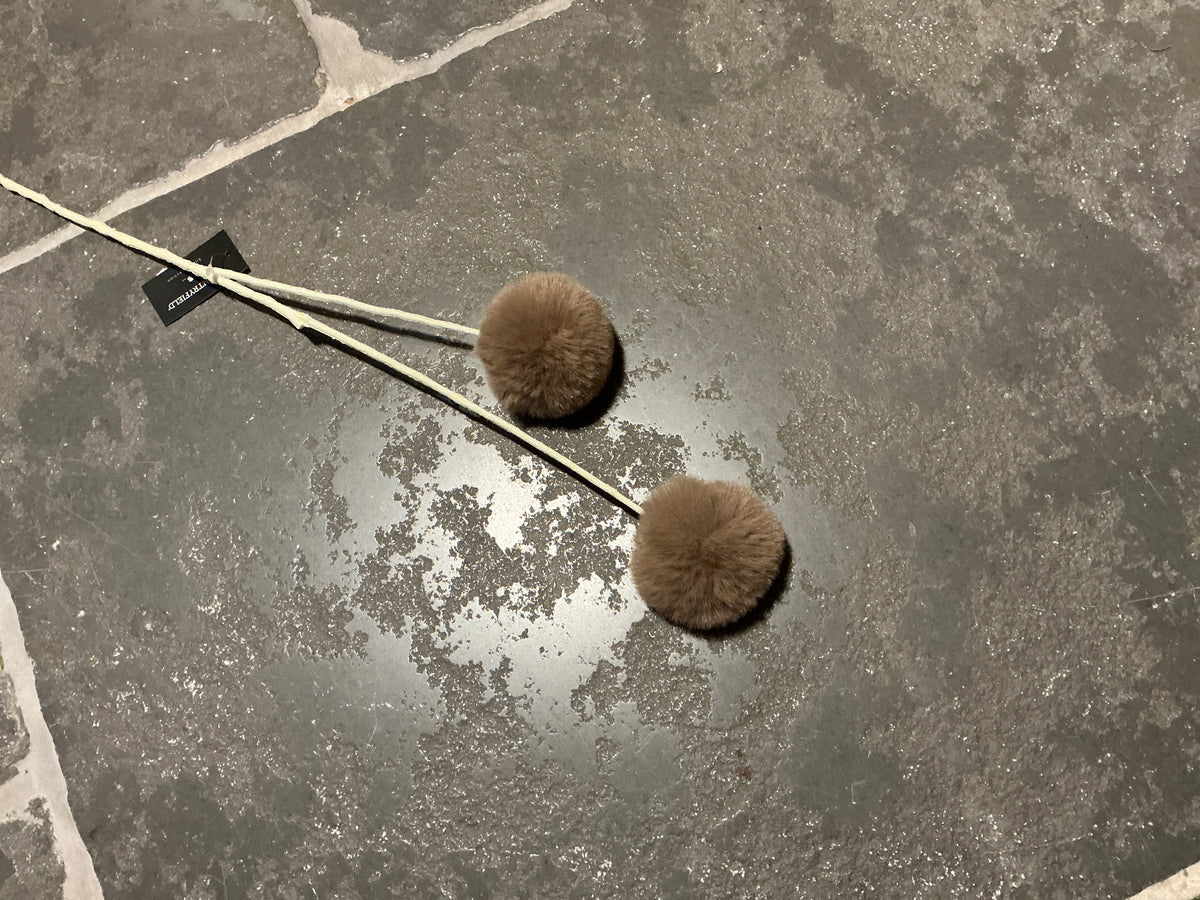 Fluffy bollen op stok  taupe