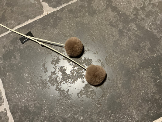 Fluffy bollen op stok  taupe