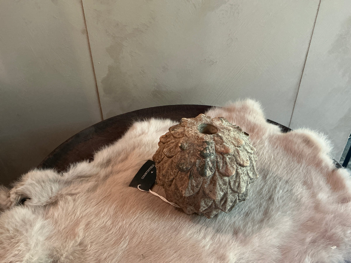 Kandelaar/ dennenappel grijs S