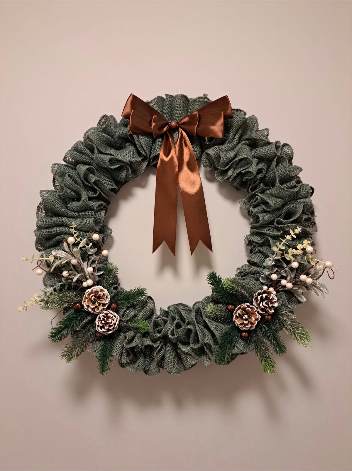 Krans in jute met witte bloemen 60cm