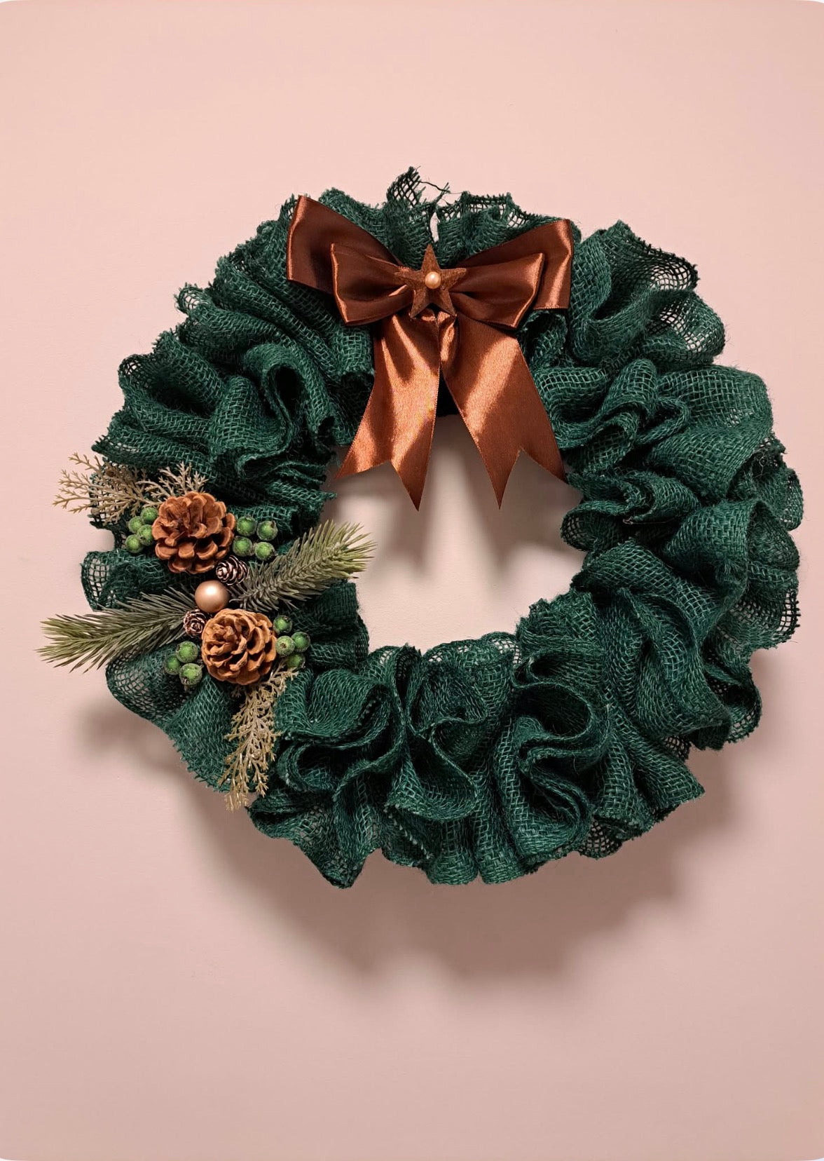 Krans in jute in donker groen 40cm