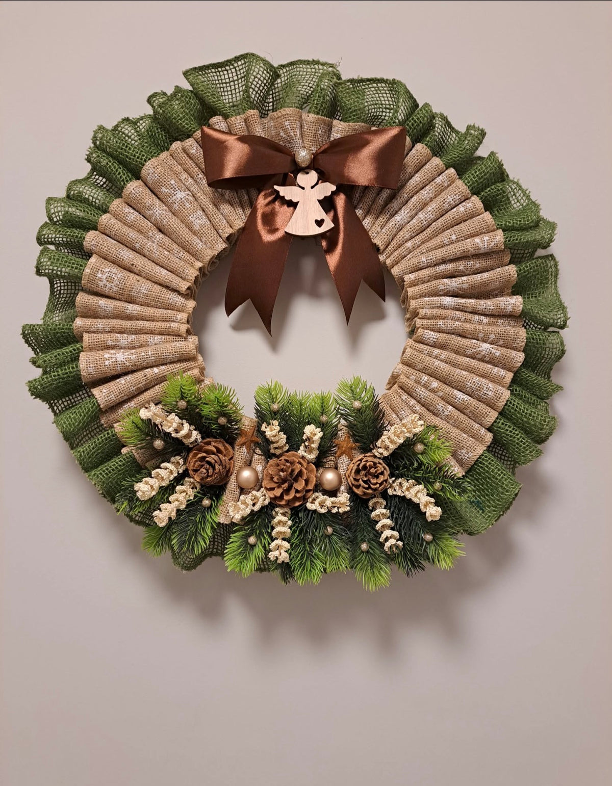 Krans in  jute in 2 kleuren met dennenappels 50cm
