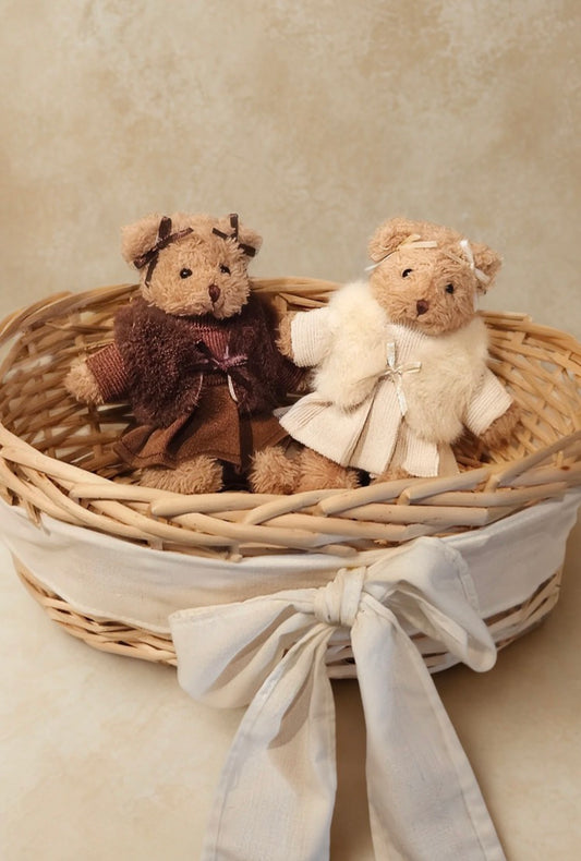 Mini fluffy meisjes beertjes in mand (2) 15cm (handgemaakt)